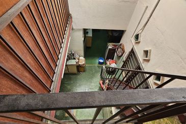 Kampung 7 Below Value Freehold 1.5 Storey Terrace Non Bumi 5mins Aeon