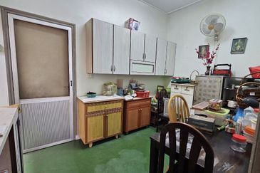 Kampung 7 Below Value Freehold 1.5 Storey Terrace Non Bumi 5mins Aeon