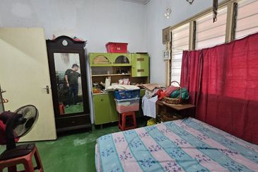 Kampung 7 Below Value Freehold 1.5 Storey Terrace Non Bumi 5mins Aeon