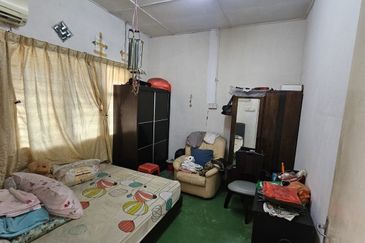 Kampung 7 Below Value Freehold 1.5 Storey Terrace Non Bumi 5mins Aeon