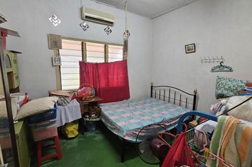 Kampung 7 Below Value Freehold 1.5 Storey Terrace Non Bumi 5mins Aeon