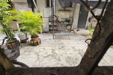 Kampung 7 Below Value Freehold 1.5 Storey Terrace Non Bumi 5mins Aeon