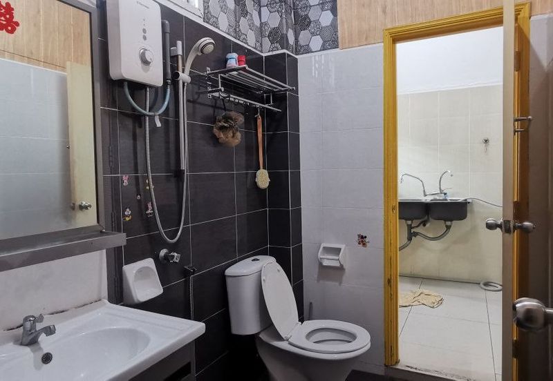  2 Storey Terrace Freehold Non Bumi Furnished Unit in Cheng Lotus 1min