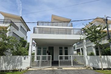 For Sale 2.5 Storey Zero Lot Bungalow @ Taman Nuri Durian Tunggal