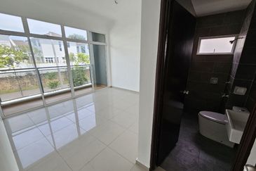 For Sale 2.5 Storey Zero Lot Bungalow @ Taman Nuri Durian Tunggal