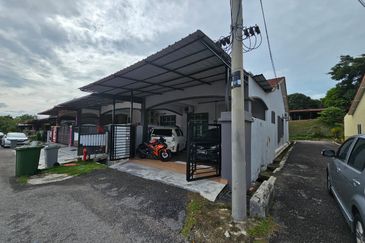 Single Storey Endlot Fully Extended Kitchen Area