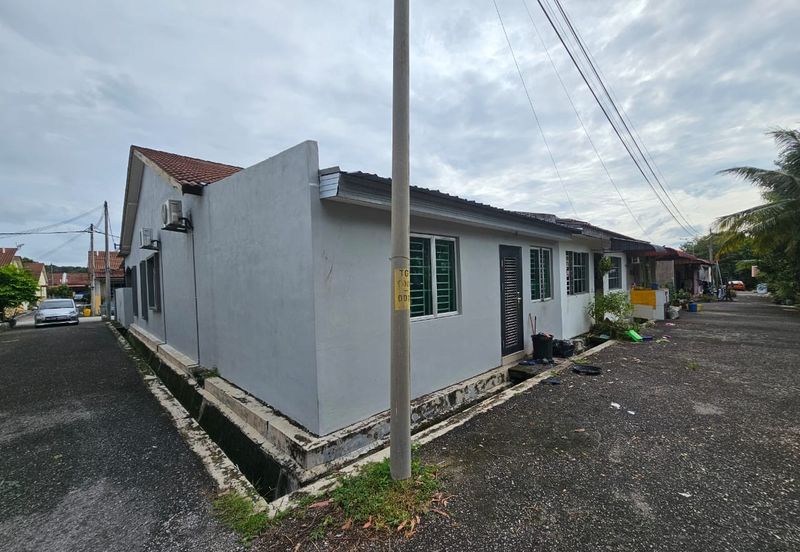 Single Storey Endlot Fully Extended Kitchen Area