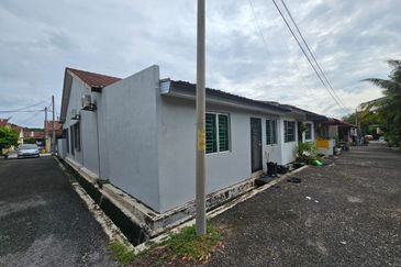 Single Storey Endlot Fully Extended Kitchen Area