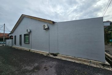 Single Storey Endlot Fully Extended Kitchen Area