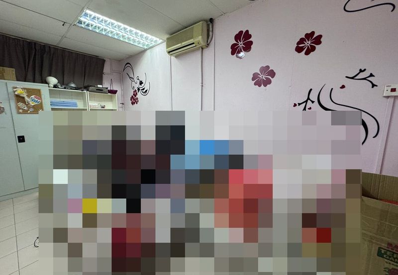 Ujong Pasir 3 Storey Shop Corner Lot For Sale