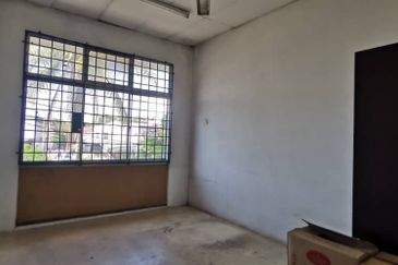 Cheng Perdana 2 Storey Terrace Bumi Shop Next To 99 Speedmart For Sale