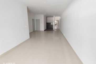 Admiral Residence with extra garden located in Melaka town area for sale. 