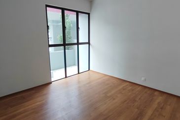 Admiral Residence with extra garden located in Melaka town area for sale. 