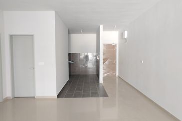 Admiral Residence with extra garden located in Melaka town area for sale. 