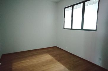 Admiral Residence with extra garden located in Melaka town area for sale. 