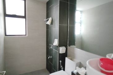 Admiral Residence with extra garden located in Melaka town area for sale. 