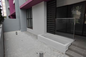 Admiral Residence with extra garden located in Melaka town area for sale. 