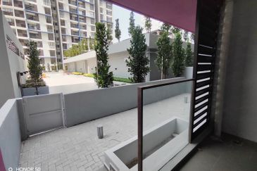 Admiral Residence with extra garden located in Melaka town area for sale. 