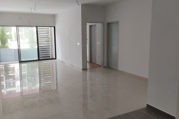 Admiral Residence with extra garden located in Melaka town area for sale. 