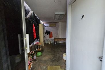 Vacant Hotel Building No Pillar Structured in Melaka Township For Sale