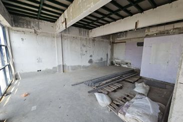 Vacant Hotel Building No Pillar Structured in Melaka Township For Sale