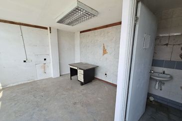 Vacant Hotel Building No Pillar Structured in Melaka Township For Sale