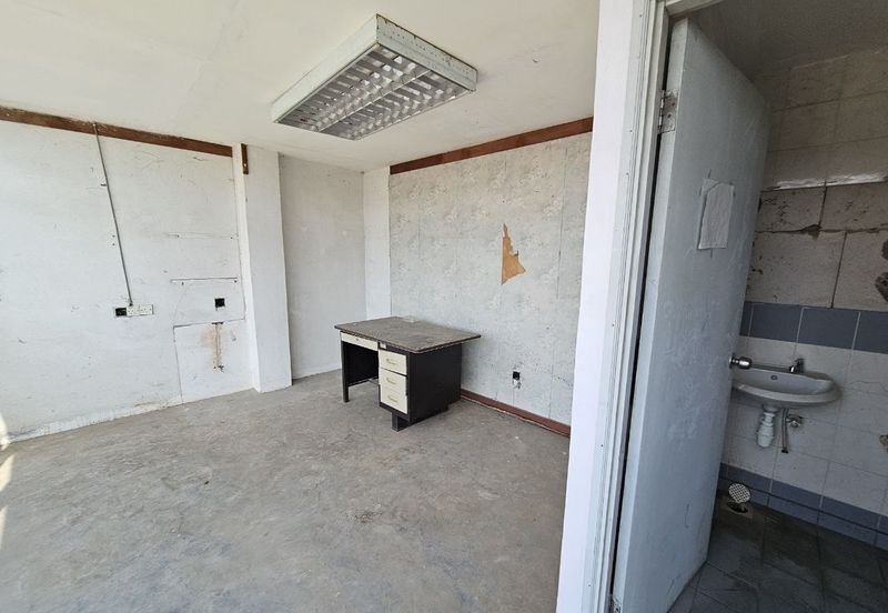 Vacant Hotel Building No Pillar Structured in Melaka Township For Sale