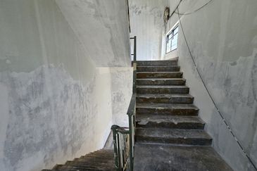 Vacant Hotel Building No Pillar Structured in Melaka Township For Sale