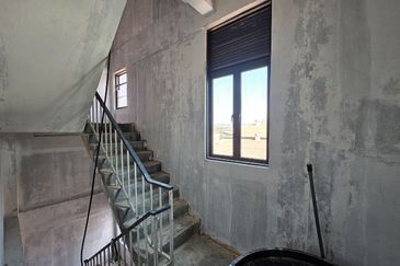 Vacant Hotel Building No Pillar Structured in Melaka Township For Sale