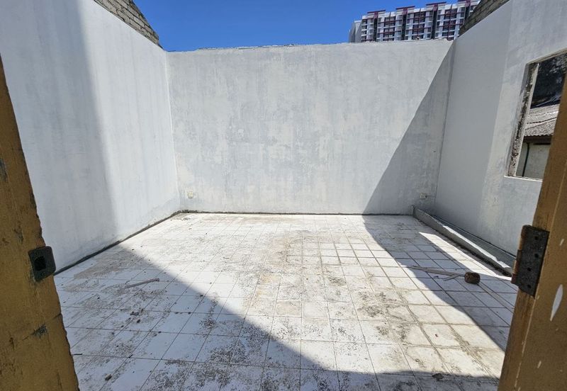 Vacant Hotel Building No Pillar Structured in Melaka Township For Sale