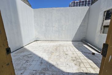 Vacant Hotel Building No Pillar Structured in Melaka Township For Sale