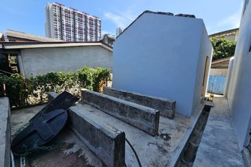 Vacant Hotel Building No Pillar Structured in Melaka Township For Sale