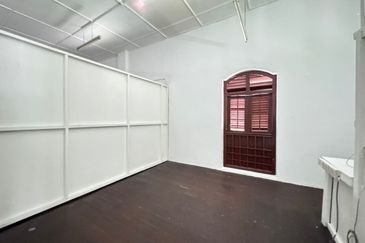 Tengkera Double Storey End Lot Shop for Rent