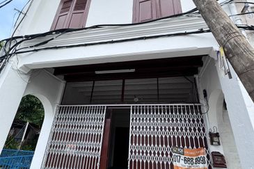 Tengkera Double Storey End Lot Shop for Rent