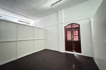 Tengkera Double Storey End Lot Shop for Rent