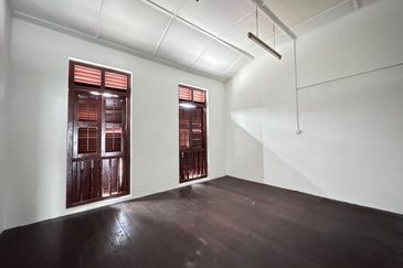 Tengkera Double Storey End Lot Shop for Rent