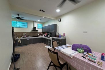 Single storey bungalow walking distance to seaside in Ujong Pasir