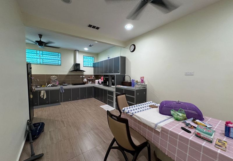 Single storey bungalow walking distance to seaside in Ujong Pasir