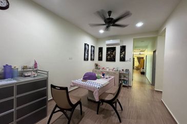 Single storey bungalow walking distance to seaside in Ujong Pasir