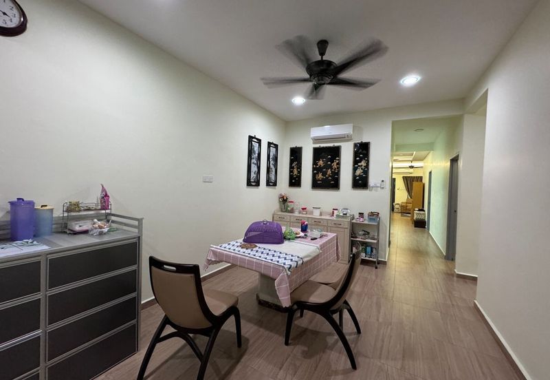 Single storey bungalow walking distance to seaside in Ujong Pasir