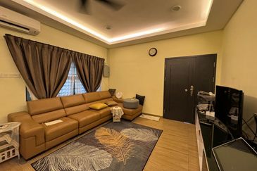 Single storey bungalow walking distance to seaside in Ujong Pasir