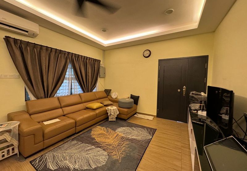 Single storey bungalow walking distance to seaside in Ujong Pasir