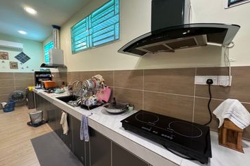 Single storey bungalow walking distance to seaside in Ujong Pasir