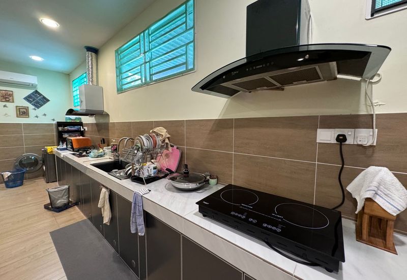 Single storey bungalow walking distance to seaside in Ujong Pasir