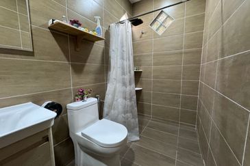 Single storey bungalow walking distance to seaside in Ujong Pasir