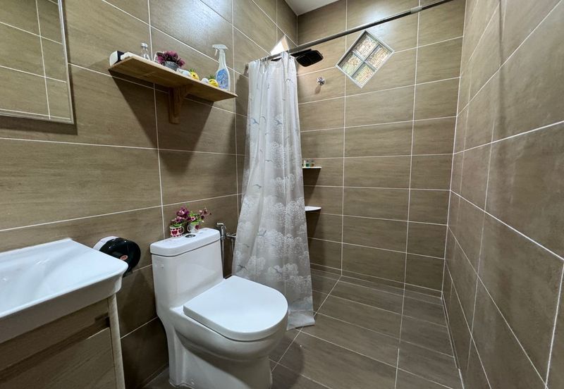 Single storey bungalow walking distance to seaside in Ujong Pasir