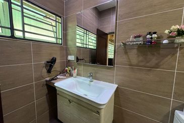 Single storey bungalow walking distance to seaside in Ujong Pasir