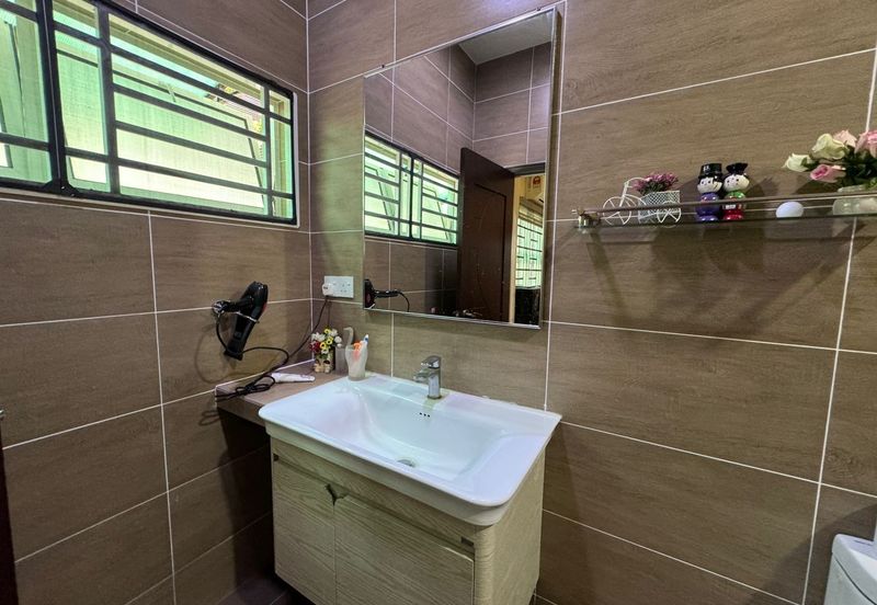 Single storey bungalow walking distance to seaside in Ujong Pasir