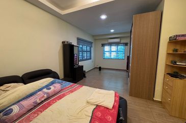 Single storey bungalow walking distance to seaside in Ujong Pasir