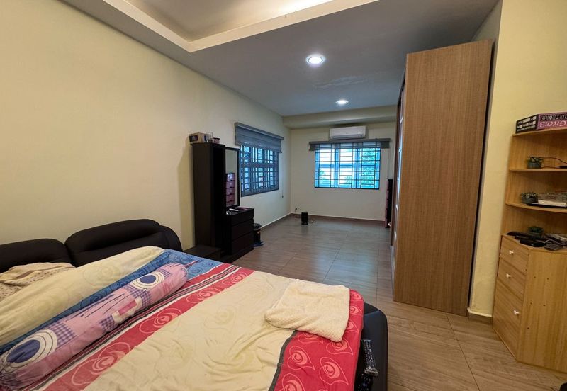 Single storey bungalow walking distance to seaside in Ujong Pasir